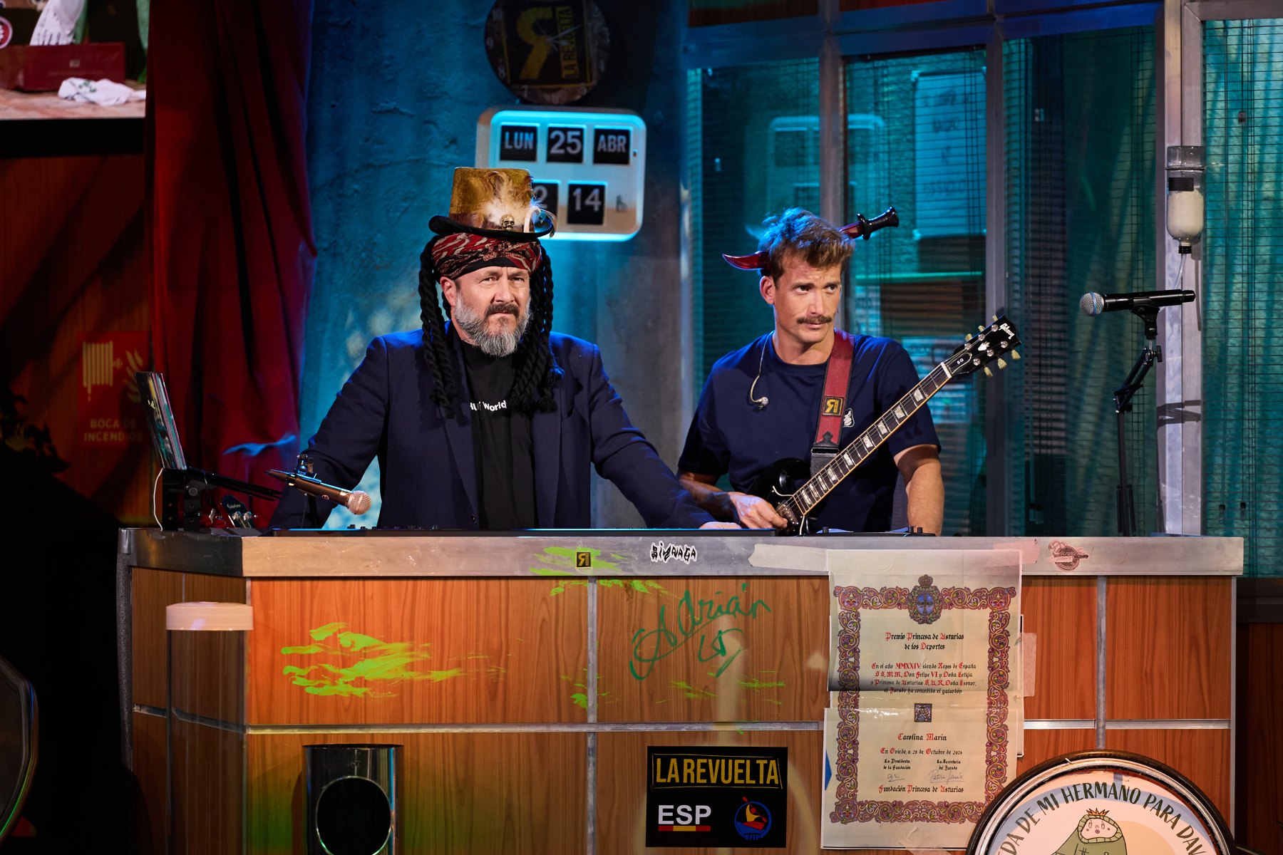 Grison con camiseta azul de Are Monkey junto a Ricardo Castella en la mesa de La Revuelta.