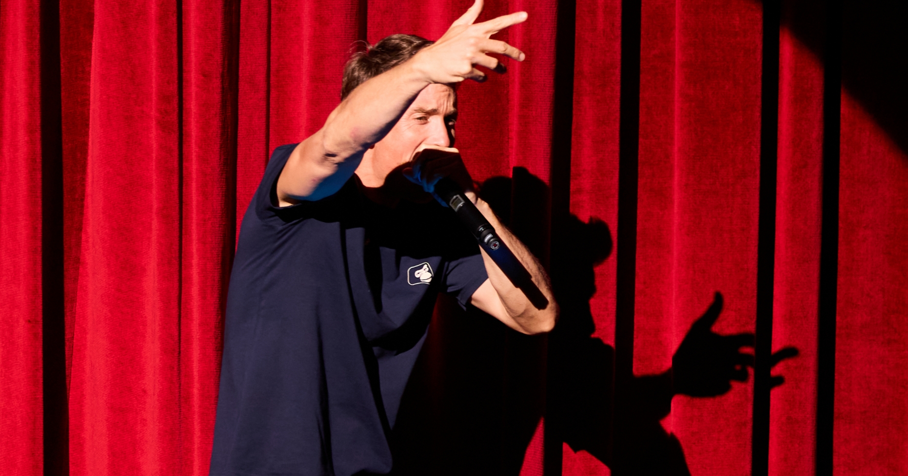 Grison en La Revuelta con camiseta de Are Monkey y el logo del mono en el escenario