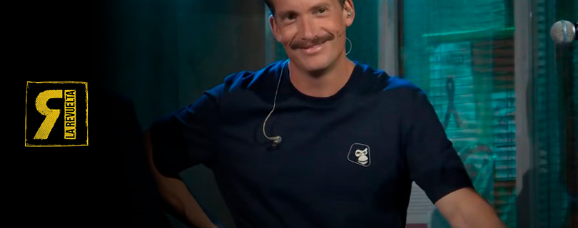 Primer plano del logo del mono de Are Monkey en La Revuelta