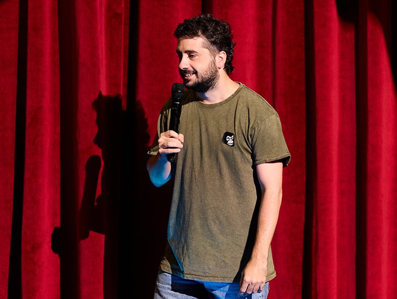 Sergio Bezos en La Revuelta con camiseta verde Jungle Denim Tee de Are Monkey