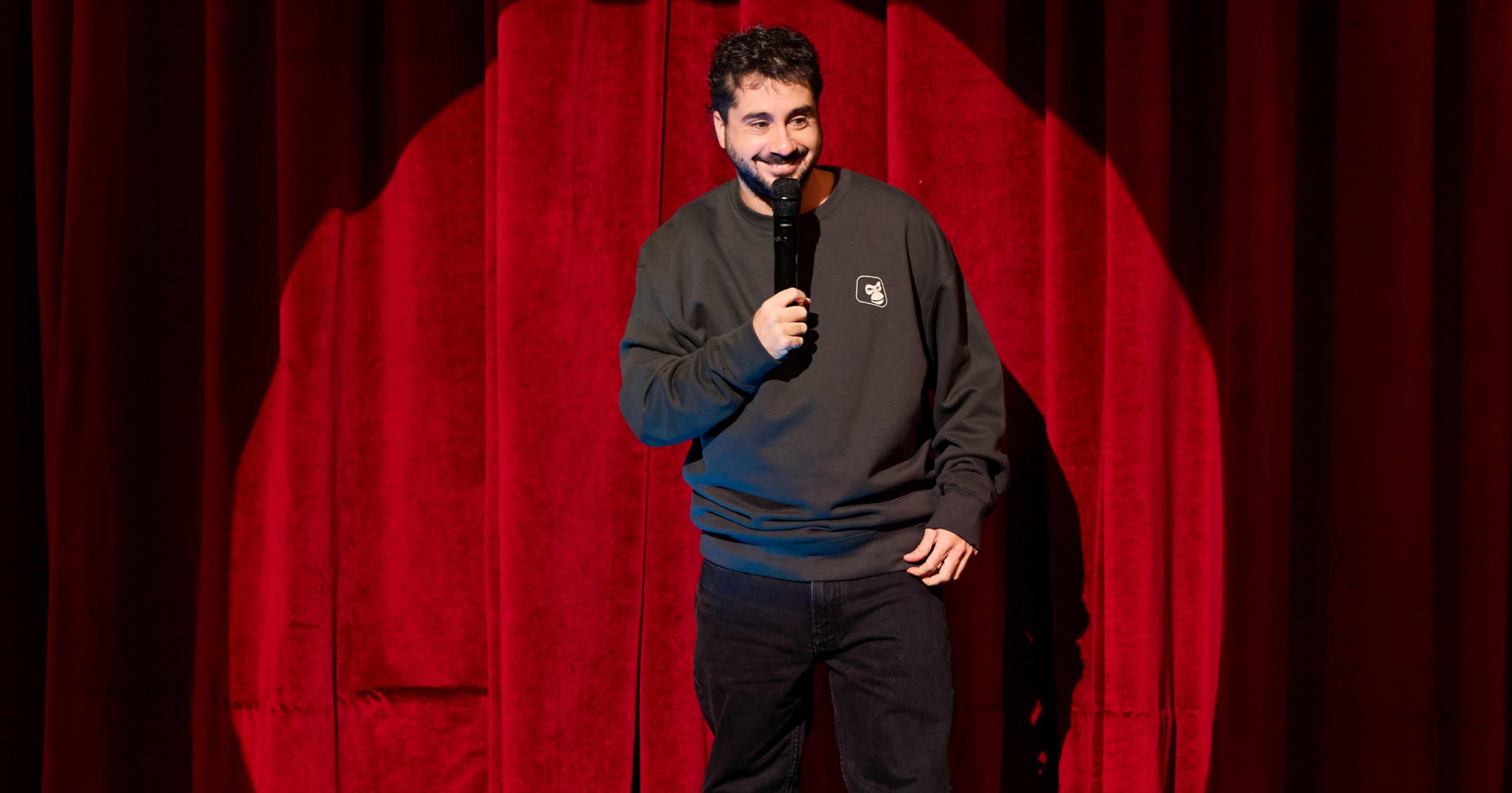 Sergio Bezos en el preshow de La Revuelta con sudadera gris de Are Monkey y el logo del mono